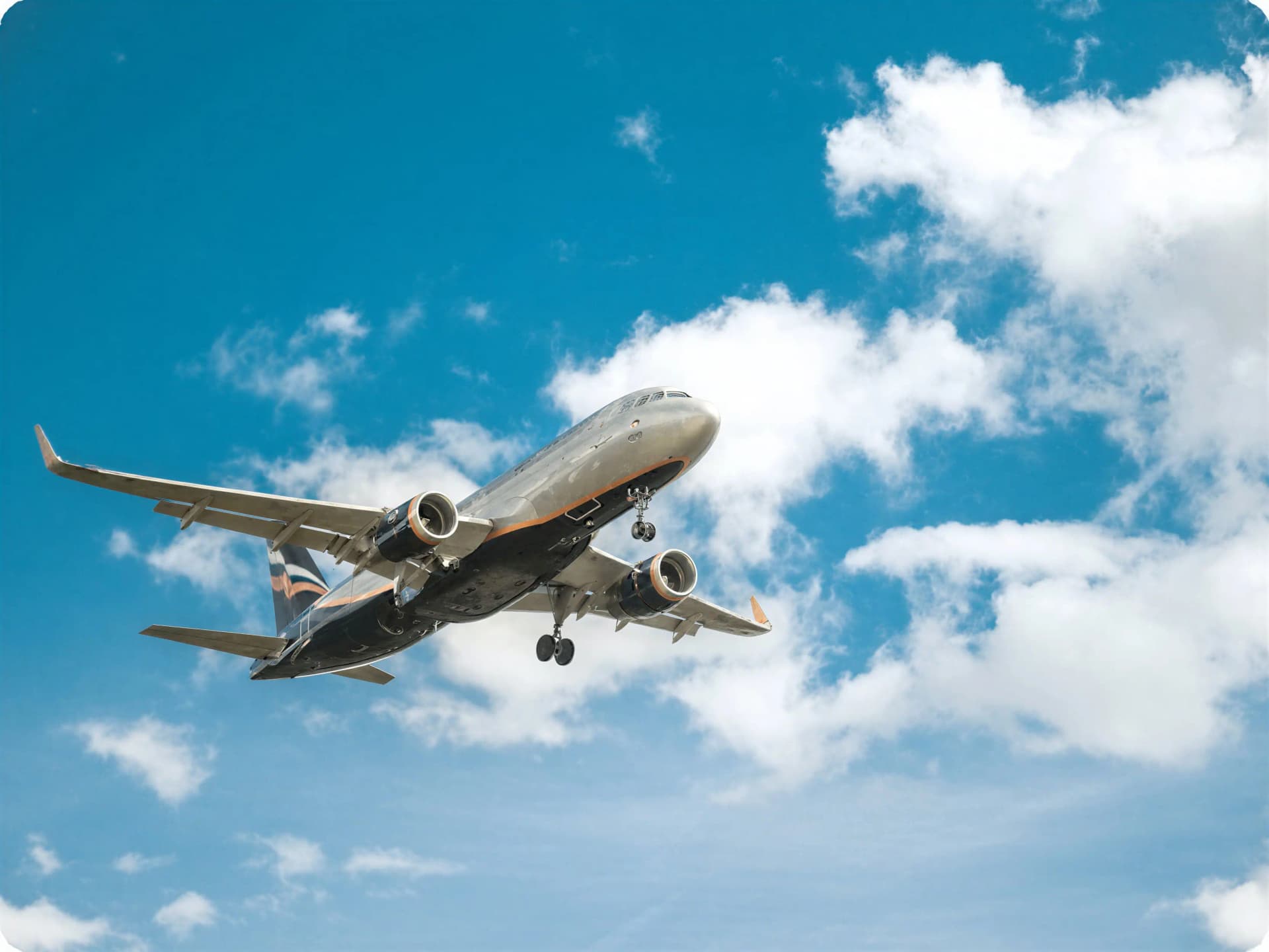 Avión de envíos aéreos MTOM despegando con paquetería para Nicaragua
