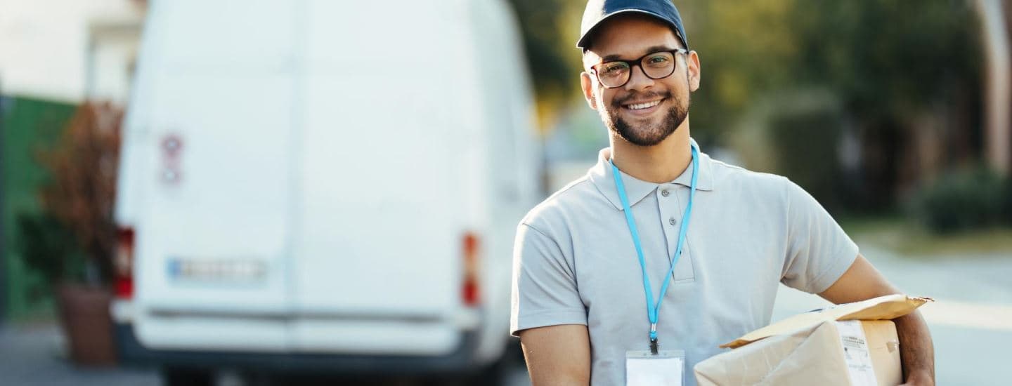 Repartidor MTOM listo para entregar paquetes