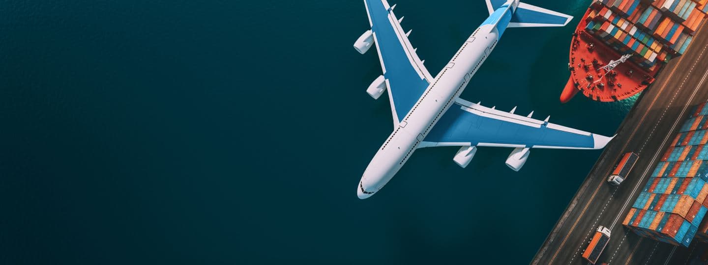 Avión de carga sobre el océano junto a puerto y contenedores MTOM